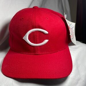 NWT Cincinnati Reds snap back